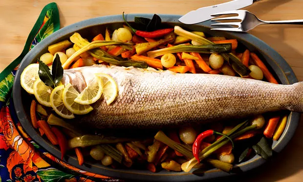 Peixe assado com legumes