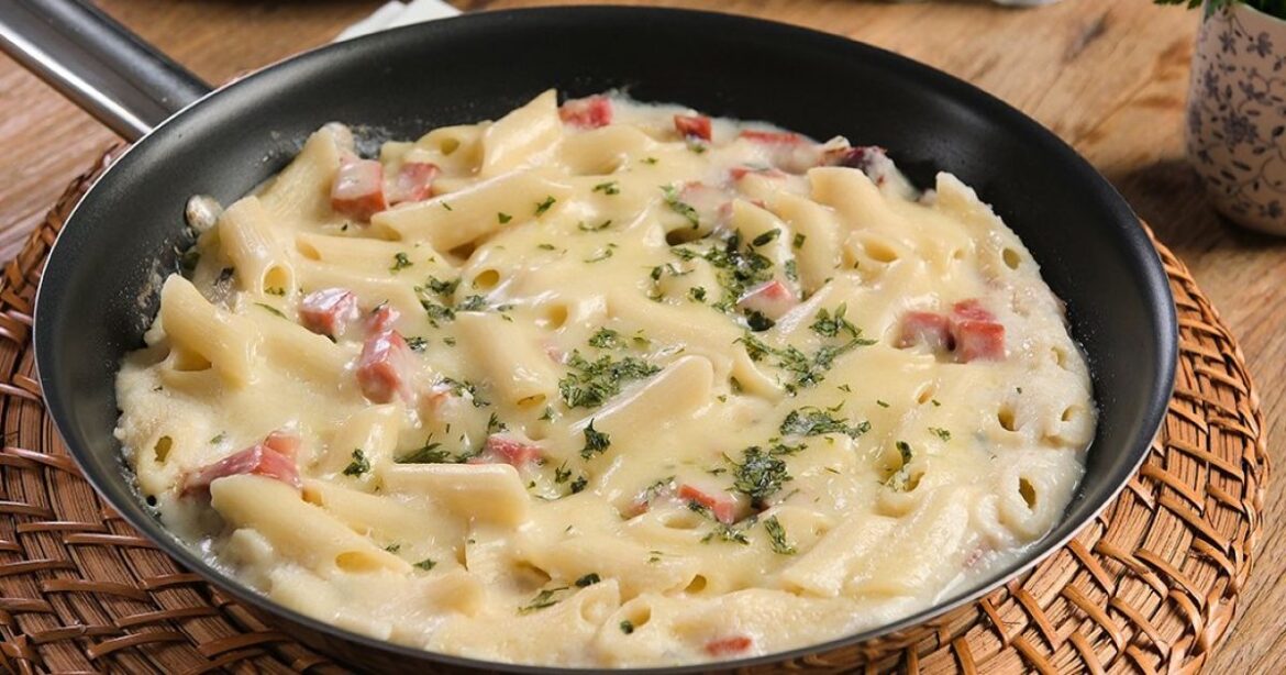 Macarrão cremoso de alho com requeijão